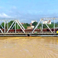 Phong tỏa, dùng đoàn tàu chở hàng giữ cầu đường sắt Bắc Giang tránh bị nước cuốn trôi