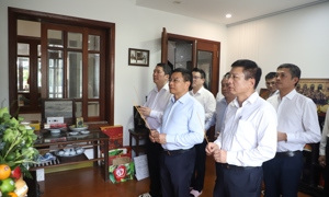 Chùm ảnh: Bộ trưởng Bộ Tài chính Nguyễn Văn Thắng dâng hương cố Thủ tướng Phạm Văn Đồng