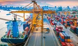 8 tháng năm 2025, cán cân thương mại tiếp tục xuất siêu 