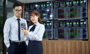 Bất động sản dẫn dắt, VN-Index giữ được đà tăng