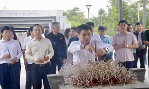 Bộ trưởng Nguyễn Văn Thắng dâng hương Đại tướng Võ Nguyên Giáp và các anh hùng, liệt sĩ tại Điện Biên Bộ trưởng Nguyễn Văn Thắng dâng hương Đại tướng Võ Nguyên Giáp và các anh hùng, liệt sĩ tại Điện Biên