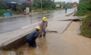 Mưa lớn gây ngập nước và sạt lở trên các tuyến đường bộ huyết mạch qua Huế và Quảng Trị