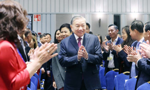Tổng Bí thư Tô Lâm gặp gỡ cán bộ Đại sứ quán Việt Nam và cộng đồng người Việt tại Bắc Âu