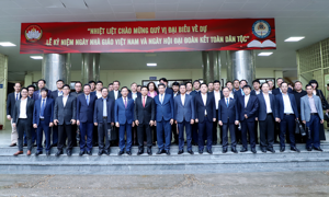 Chùm ảnh: Bộ trưởng Nguyễn Văn Thắng chúc mừng ngày Nhà giáo Việt Nam tại Học viện Tài chính