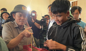 VIDEO: TP. Hồ Chí Minh vận chuyển gấp 15 tấn nhu yếu phẩm tiếp sức người dân vùng lũ