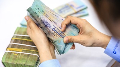 Ngân hàng tăng tốc cho vay và nỗi lo bộ đệm vốn mỏng