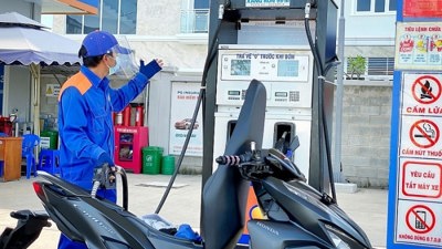 Giá xăng giảm xuống dưới mức 20.000 đồng/lít