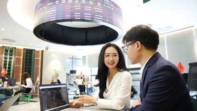 Ngân hàng “lấn sân” chứng khoán: Tăng trưởng lợi nhuận và những cảnh báo rủi ro 