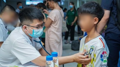 Lương bác sĩ được xếp từ bậc 2 ngay khi tuyển dụng, nâng phụ cấp nghề y tối thiểu 70%