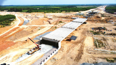 Giải ngân đầu tư công khởi sắc, tăng cả quy mô và tốc độ