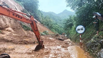 Hàng loạt vị trí quốc lộ tắc nghẽn do sạt lở, ngập nước sâu sau bão số 11