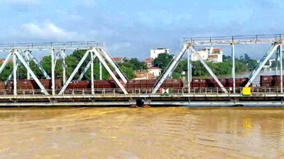 Phong tỏa, dùng đoàn tàu chở hàng giữ cầu đường sắt Bắc Giang tránh bị nước cuốn trôi
