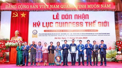 Bức tranh sơn mài " Bác Hồ đọc tuyên ngôn độc lập" đón nhận Kỷ lục chương của Tổ chức kỷ lục Guinness thế giới 