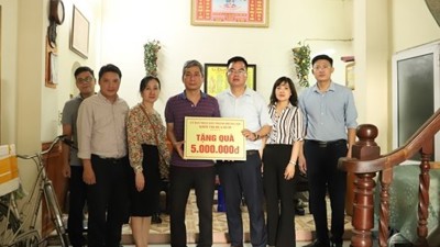 Các đơn vị ngành Tài chính TP. Hà Nội thăm hỏi, tặng quà động viên các công chức, người lao động gặp khó khăn