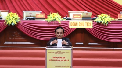 Đại biểu dự Đại hội Đảng bộ TP. Hồ Chí Minh lần thứ I, nhiệm kỳ 2025–2030 chia sẻ khó khăn với đồng bào bão lụt