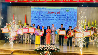 Trao Giấy chứng nhận Kiểm định chất lượng 10 chương trình đào tạo cho Trường Đại học Kinh doanh và Công nghệ Hà Nội