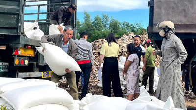 Kịp thời hỗ trợ người dân khắc phục hậu quả thiên tai, mưa lũ Kịp thời hỗ trợ người dân khắc phục hậu quả thiên tai, mưa lũ