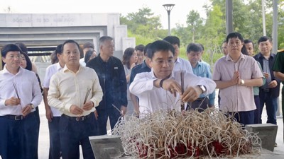 Bộ trưởng Nguyễn Văn Thắng dâng hương Đại tướng Võ Nguyên Giáp và các anh hùng, liệt sĩ tại Điện Biên Bộ trưởng Nguyễn Văn Thắng dâng hương Đại tướng Võ Nguyên Giáp và các anh hùng, liệt sĩ tại Điện Biên