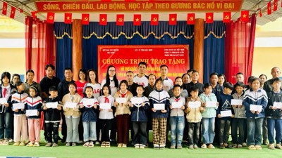 AIA Việt Nam hỗ trợ học sinh bị ảnh hưởng lũ lụt tại Bắc Ninh AIA Việt Nam hỗ trợ học sinh bị ảnh hưởng lũ lụt tại Bắc Ninh