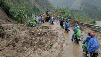 Nhiều vị trí đường Hồ Chí Minh tắc nghẽn giao thông hoàn toàn  do mưa lớn Nhiều vị trí đường Hồ Chí Minh tắc nghẽn giao thông hoàn toàn  do mưa lớn