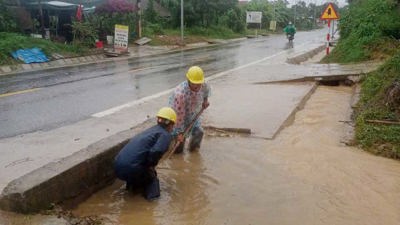 Mưa lớn gây ngập nước và sạt lở trên các tuyến đường bộ huyết mạch qua Huế và Quảng Trị Mưa lớn gây ngập nước và sạt lở trên các tuyến đường bộ huyết mạch qua Huế và Quảng Trị