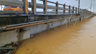 Cấm cầu trên Quốc lộ 1 qua Quảng Ngãi do nước lũ dâng cao Cấm cầu trên Quốc lộ 1 qua Quảng Ngãi do nước lũ dâng cao