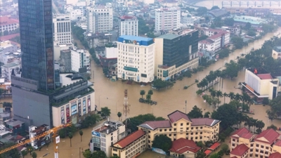 Thủ tướng Chính phủ: Bằng mọi biện pháp phải tiếp tế cho người dân tại các khu vực bị ngập sâu chia cắt Thủ tướng Chính phủ: Bằng mọi biện pháp phải tiếp tế cho người dân tại các khu vực bị ngập sâu chia cắt