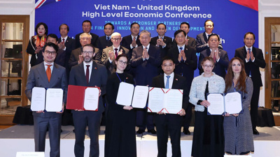 Bộ trưởng Nguyễn Văn Thắng trao các văn kiện hợp tác với Vương quốc Liên hiệp Anh và Bắc Ireland Bộ trưởng Nguyễn Văn Thắng trao các văn kiện hợp tác với Vương quốc Liên hiệp Anh và Bắc Ireland