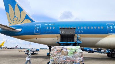 Vietnam Airlines vận chuyển miễn phí hàng cứu trợ tới miền Trung bị ảnh hưởng mưa lũ Vietnam Airlines vận chuyển miễn phí hàng cứu trợ tới miền Trung bị ảnh hưởng mưa lũ