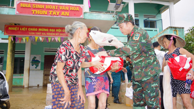 Hỗ trợ khẩn cấp 100 tỷ đồng cho Đà Nẵng khắc phục thiệt hại do mưa lũ Hỗ trợ khẩn cấp 100 tỷ đồng cho Đà Nẵng khắc phục thiệt hại do mưa lũ