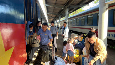 1.500 hành khách đường sắt buộc phải chuyển tải sang đường bộ do bão số 13 1.500 hành khách đường sắt buộc phải chuyển tải sang đường bộ do bão số 13