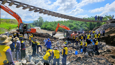 Đường sắt ngừng chạy 45 chuyến tàu khách do đường ray sạt lở sâu 9m Đường sắt ngừng chạy 45 chuyến tàu khách do đường ray sạt lở sâu 9m