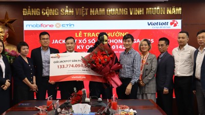 Mỗi ngày mua 3 vé số tự chọn, một khách hàng tại Khánh Hòa trúng Jackpot hơn 133 tỷ đồng