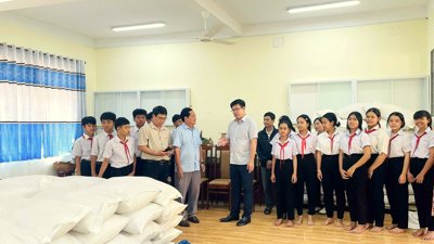 Hoàn thành bàn giao hơn 488 tấn gạo dự trữ hỗ trợ học sinh, học viên 