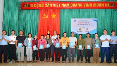 Gia Lai: Tặng 1.000 thẻ BHYT cho người dân có hoàn cảnh khó khăn ở vùng cao Gia Lai: Tặng 1.000 thẻ BHYT cho người dân có hoàn cảnh khó khăn ở vùng cao