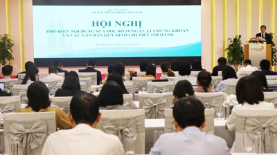 Luật Chứng khoán sửa đổi được phổ biến sâu rộng tới doanh nghiệp miền Trung Luật Chứng khoán sửa đổi được phổ biến sâu rộng tới doanh nghiệp miền Trung