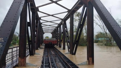 Điều tàu chở hàng gia tải cho 2 cầu đường sắt ở Diêu Trì do nước dâng cao