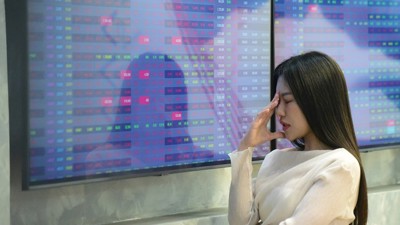 Thị trường phân hóa, dòng tiền thận trọng đẩy VN-Index lùi nhẹ