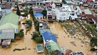 Bảo đảm nguồn cung hàng hóa thiết yếu tại các vùng đang bị cô lập do mưa lũ