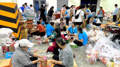 TP. Hồ Chí Minh vận chuyển gấp 15 tấn nhu yếu phẩm ra miền Trung TP. Hồ Chí Minh vận chuyển gấp 15 tấn nhu yếu phẩm ra miền Trung