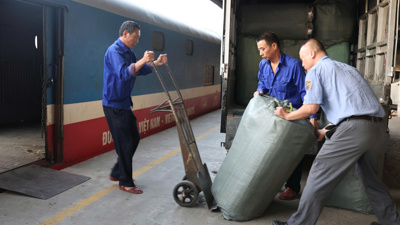 Đường sắt vận chuyển miễn phí hơn 15.000 kiện hàng cứu trợ đồng bào vùng lũ