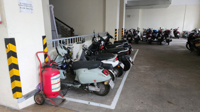 Chung cư cũ, nhà dân không thể chịu tải nếu đấu nối thêm trạm sạc điện lớn