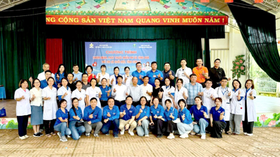 Khám bệnh, trao quà và thắp hy vọng cho trẻ em vùng cao Sơn La