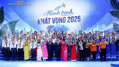 Hai cán bộ Công đoàn Tạp chí Kinh tế - Tài chính được vinh danh tại Hành trình khát vọng 2025