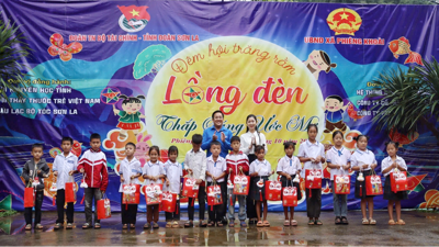 Đêm hội trăng rằm mang niềm vui đến với học sinh vùng biên Phiêng Khoài