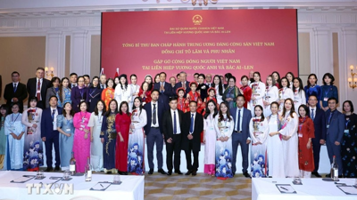 Tổng Bí thư Tô Lâm và Phu nhân gặp gỡ cán bộ, nhân viên Đại sứ quán và cộng đồng người Việt Nam tại Anh Tổng Bí thư Tô Lâm và Phu nhân gặp gỡ cán bộ, nhân viên Đại sứ quán và cộng đồng người Việt Nam tại Anh