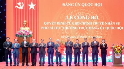 Tổng Bí thư Tô Lâm trao quyết định của Bộ Chính trị về công tác nhân sự Tổng Bí thư Tô Lâm trao quyết định của Bộ Chính trị về công tác nhân sự
