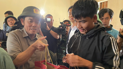 VIDEO: TP. Hồ Chí Minh vận chuyển gấp 15 tấn nhu yếu phẩm tiếp sức người dân vùng lũ