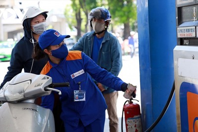 Giá bán lẻ xăng, dầu giảm nhẹ sau 4 lần tăng liên tiếp