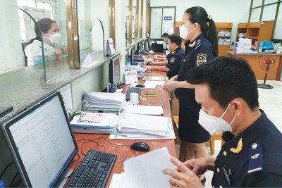 Hoàn thành việc giao nhận hàng hóa đang chịu sự giám sát hải quan có bị xử phạt hành chính?